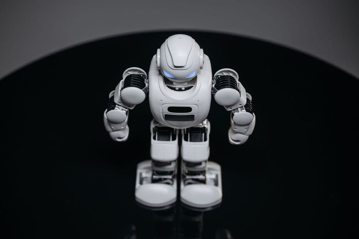 AI убьёт маркетологов? Алгоритмы режут охваты ИИ-контента — разбор и план на 2026